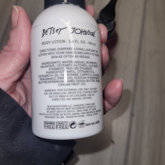 Betsy Johnson Vivid Roses Scented Body Wash And Body Lotion 3.4 FL Oz NWT - Picture 6 of 7